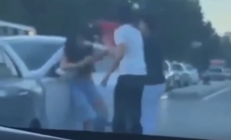 Bakıda xanım sürücü oğlanla əlbəyaxa oldu - VİDEO