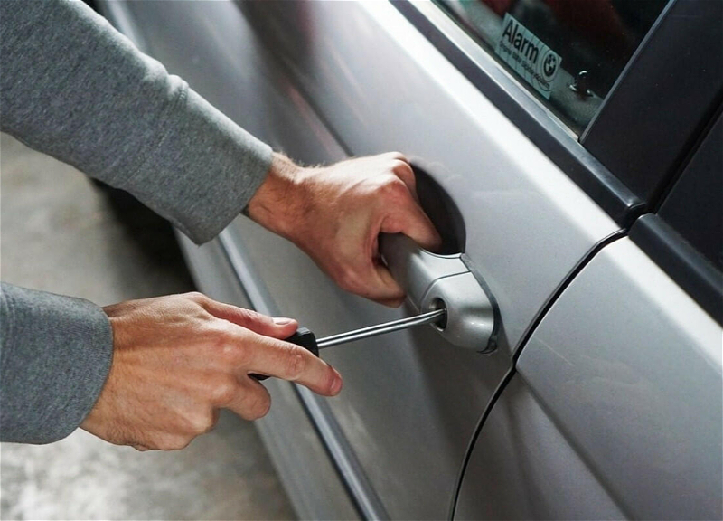 Bakıda “Range Rover”dən içərisində 920 manat olan çanta oğurlandı