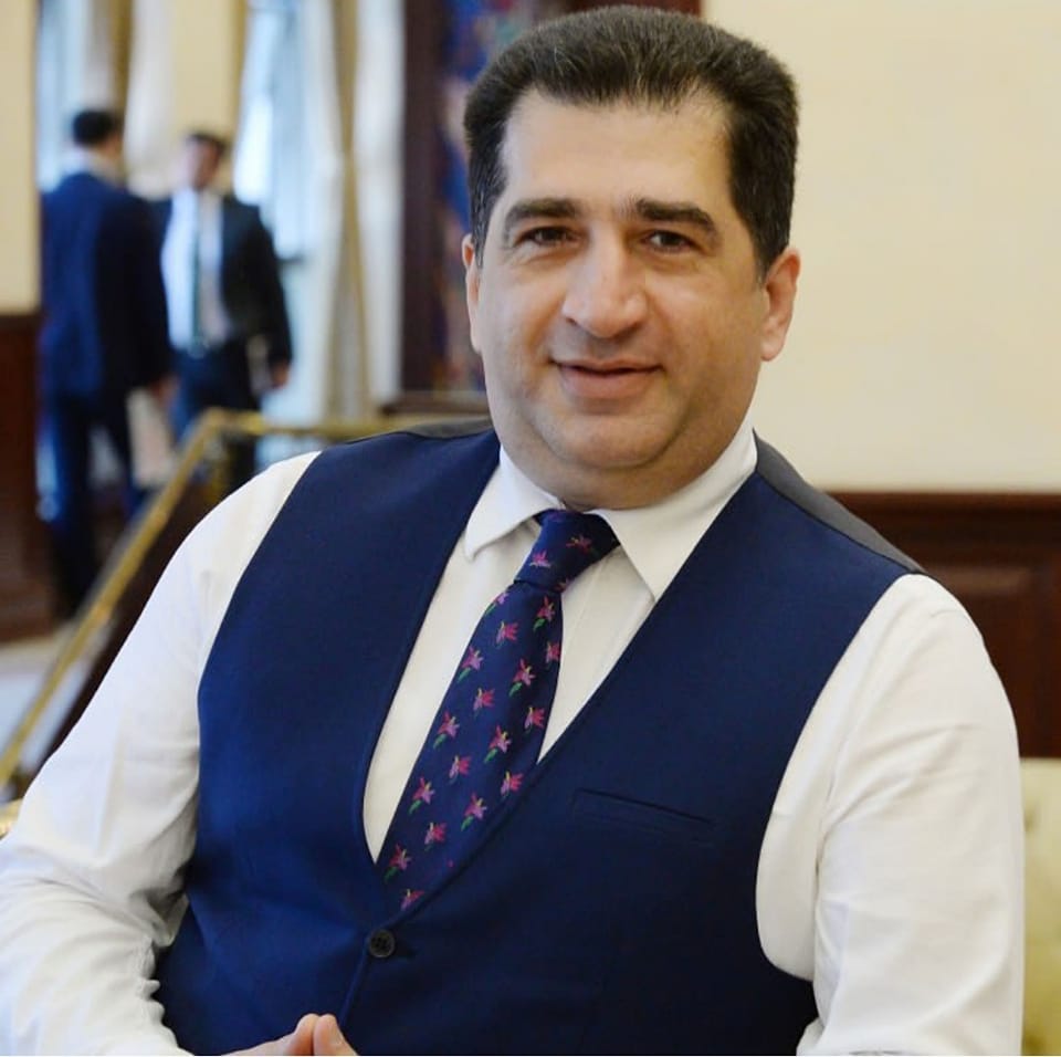 Həbsdə olan baş redaktor jurnalistləri təbrik etdi