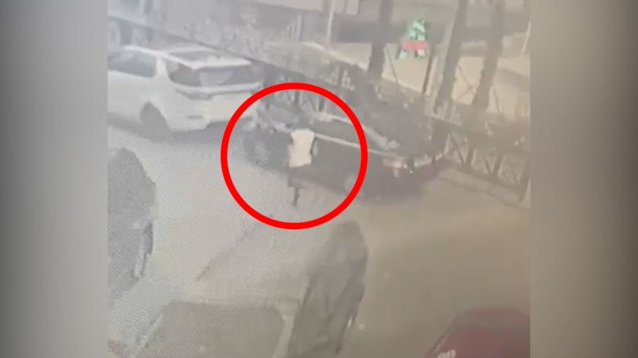 "28 May"da pulla dolu çantanı aparan şəxs kameraya düşdü - VİDEO