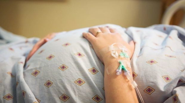 8 aylıq hamilə qadın evində ölü tapıldı