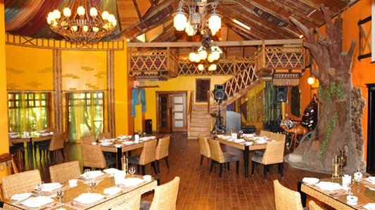 Geyiminə görə restorana buraxılmayan gənc qadın üsyan etdi