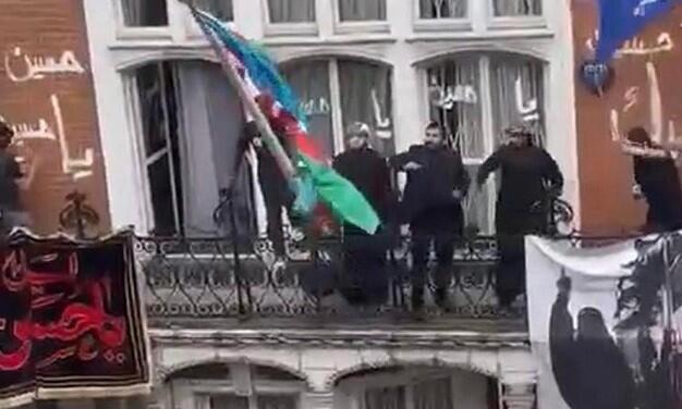 Səfirliyimizə və bayrağımıza hücum edən dini qruplaşma üzvləri belə saxlanıldı - VİDEO