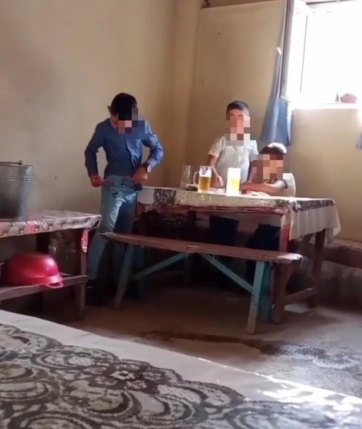 Azərbaycanda azyaşlı uşaqlar spirtli içki qəbul etdilər - VİDEO