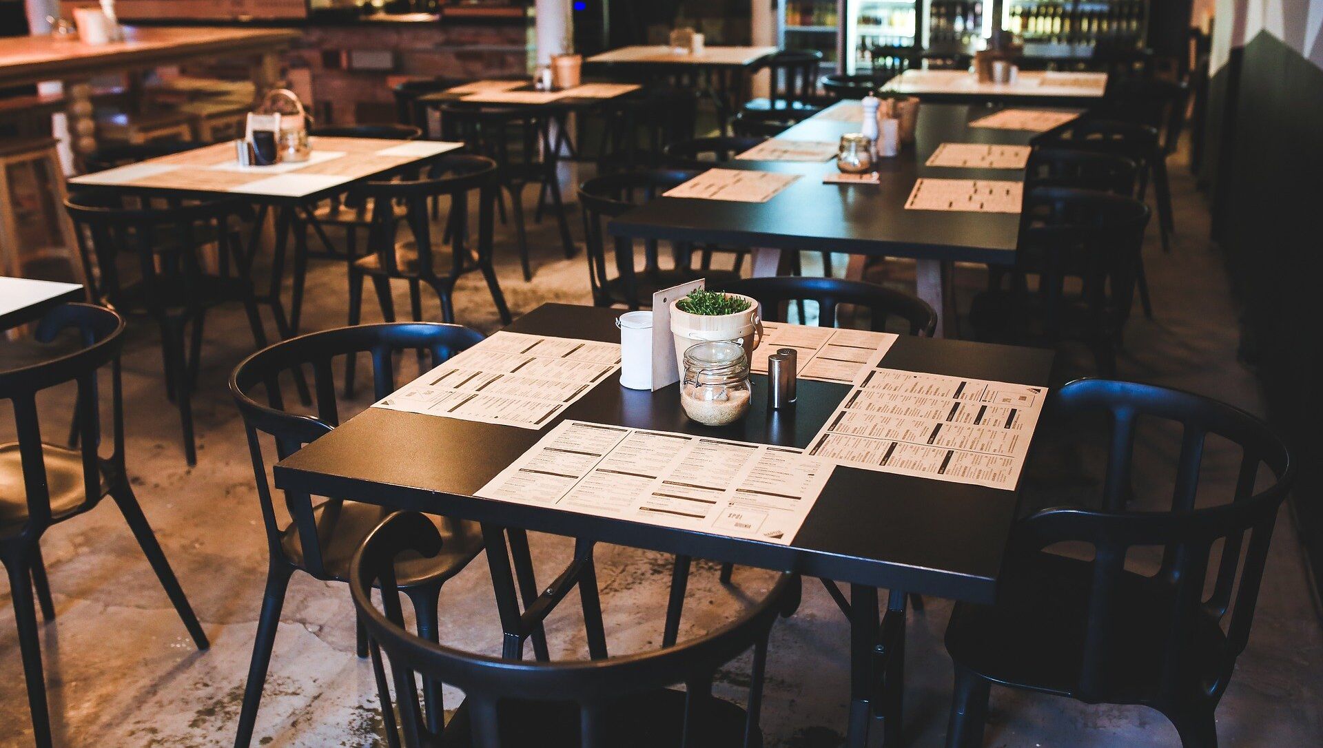 Restoran sahibi hesabın yüksək olduğunu bildirən müştərini öldürdü
