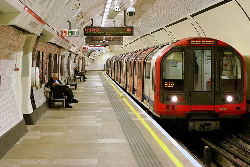 Metroda qadının qulağını dişləyib qopardılar - FOTO