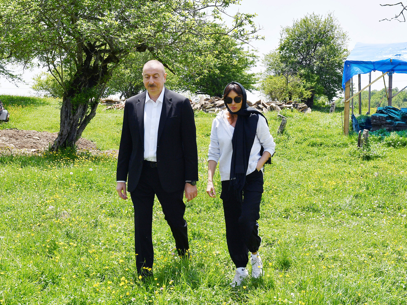 İlham Əliyev və Mehriban Əliyeva “Diri Baba” türbəsində aparılan yenidənqurma işləri ilə tanış olub