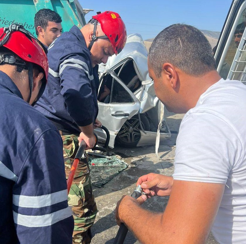 Bakı-Quba yolunda "Mercedes" yük avtomobili ilə toqquşdu: Ölən və yaralanan var - VİDEO