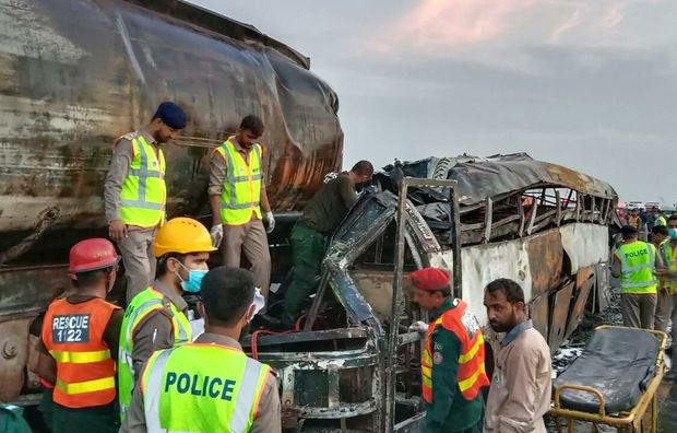 Pakistanda sərnişin avtobusu yanacaq daşıyan maşınla toqquşub: 20 nəfər ölüb