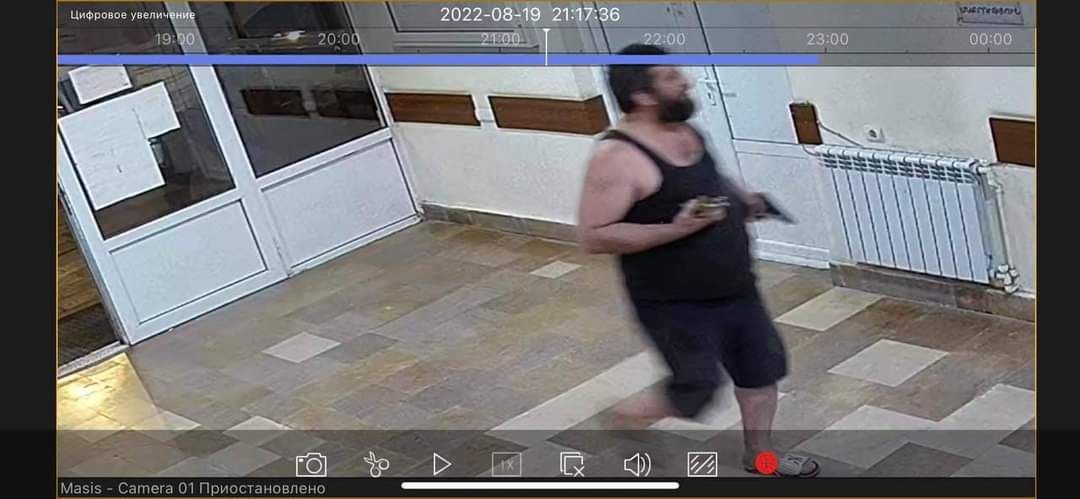 Ermənistanda silahlı şəxs bələdiyyə binasına daxil oldu - VİDEO