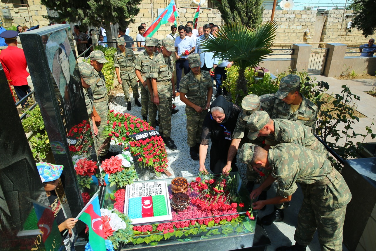Binəqədidə şəhid Rövşən Kazım oğlu Hüseynovun məzarı ziyarət edilərək yad edildi - FOTOLAR