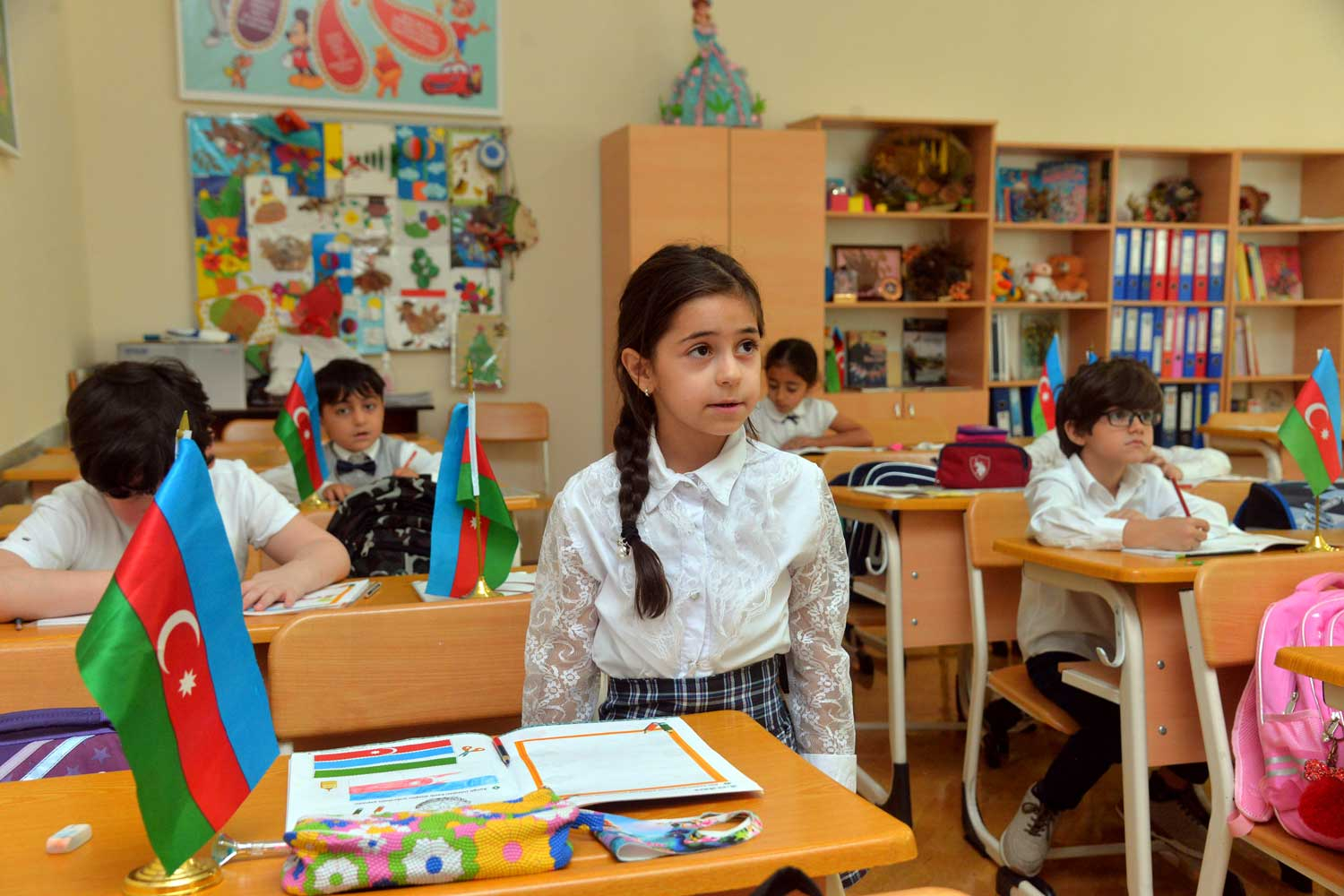 "Məktəbli formaları baha deyil"