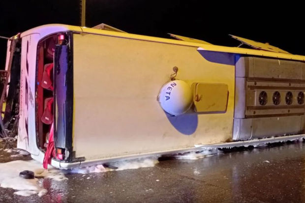 Türkiyədə sərnişin avtobusu qəzaya uğradı, onlarla insan xəsarət aldı