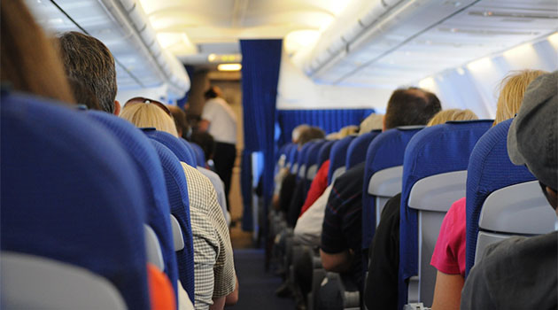 Təyyarədə qorxulu anlar: Pilotlar əlbəyaxa dava etdi