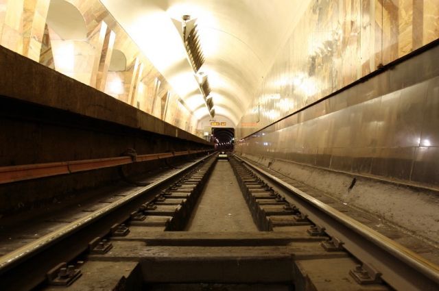 Metroda qəribə olay: Relslərin üzərinə düşdü və... - VİDEO
