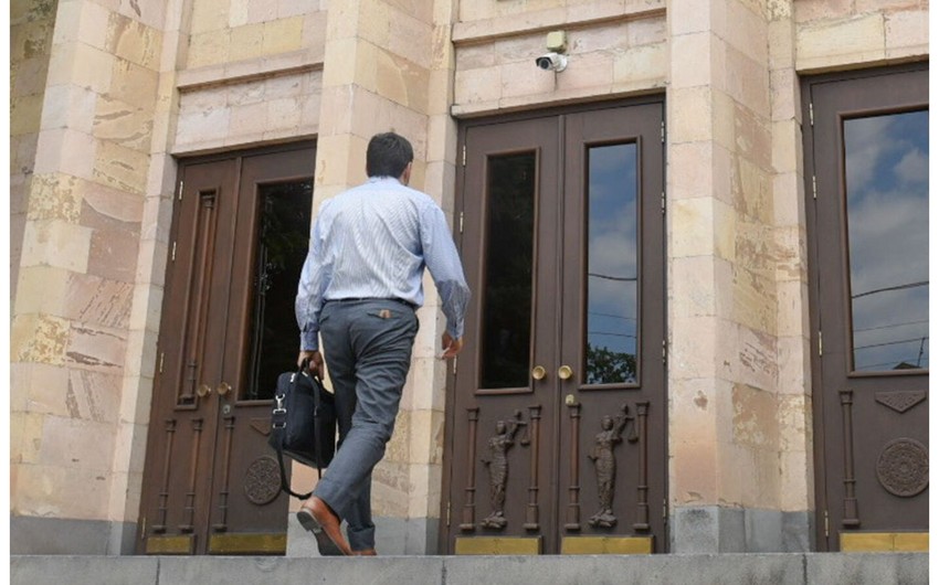 Ermənistan Konstitusiya Məhkəməsinin hakimi və ailə üzvləri Baş Prokurorluğa çağırıldı