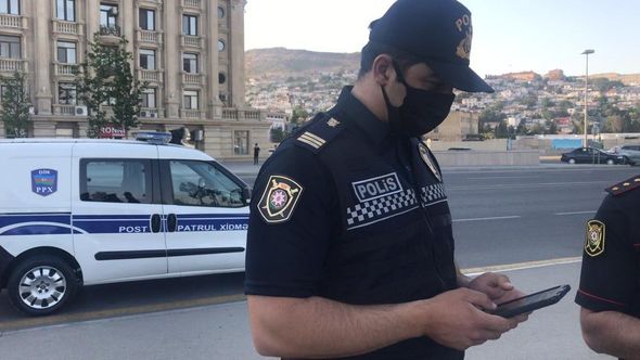 Polislər xidməti maşına qadınları götürdülər, turistlərə söz atdılar - VİDEO