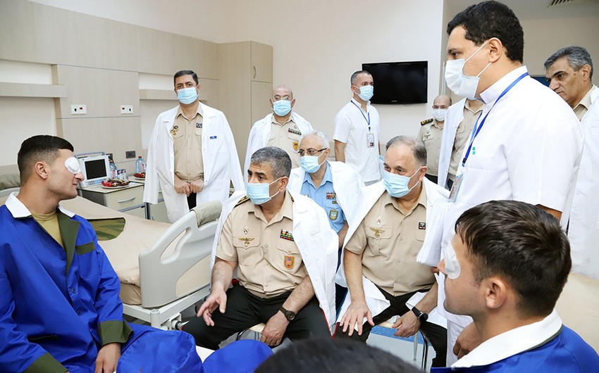 Müdafiə naziri hərbi hospitalda müalicə alan yaralılarla görüşüb - FOTO