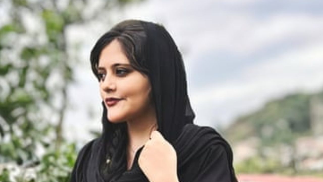 İranda qadınlar çadralarını yandırır - VİDEO