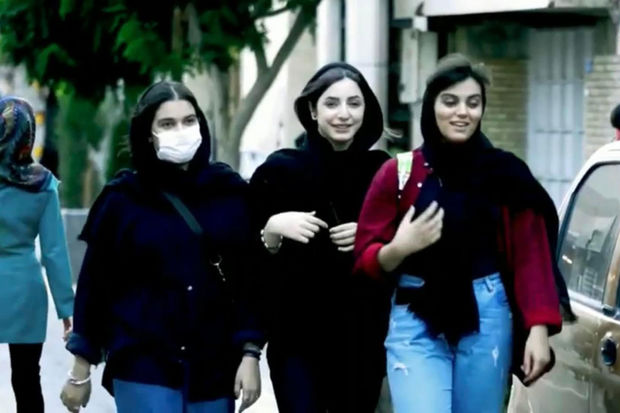 Məcburi hicab qurbanına çevrilən 22 yaşlı qız İranı ayağa qaldırdı - VİDEO