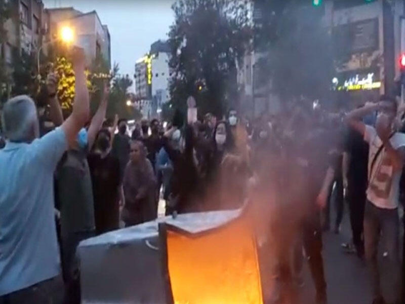 İranda polis şöbəsini belə yandırdılar - VİDEO