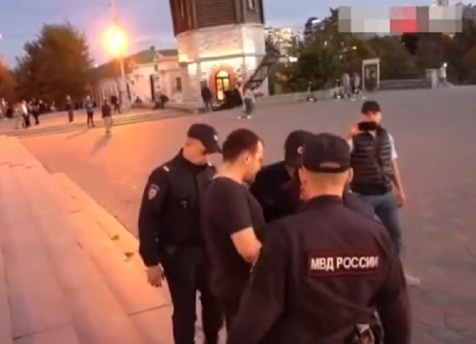 Rusiyada polis səhvən təhlükəsizlik orqanının əməkdaşlarını saxladı - VİDEO