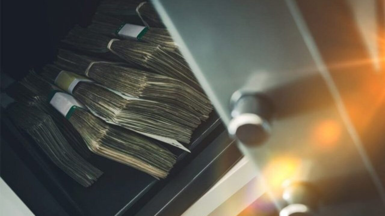 Bakıda baxıcı işlədiyi evdən 100 min dollarlıq oğurluq edib - TƏFƏRRÜAT