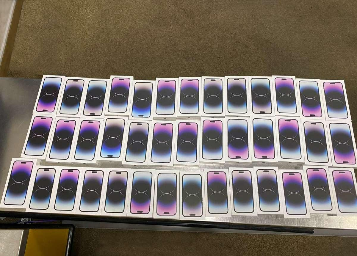 Azərbaycana iki çamadan "iPhone" keçirmək istəyən şəxs Gömrükdə saxlanıldı - FOTO