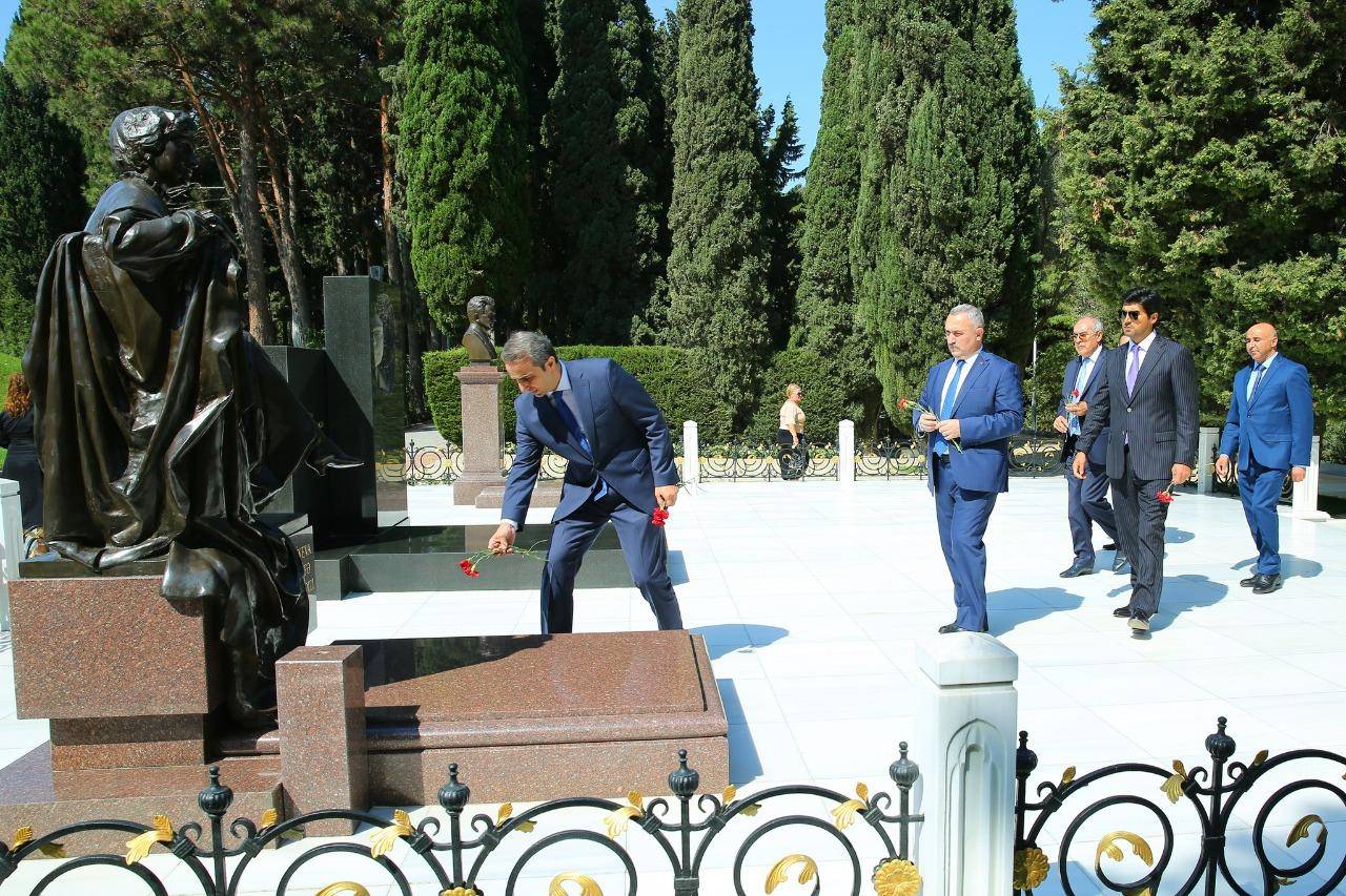 Anım Günü ilə əlaqədar Fəxri və Şəhidlər xiyabanları ziyarət olundu - FOTOLAR