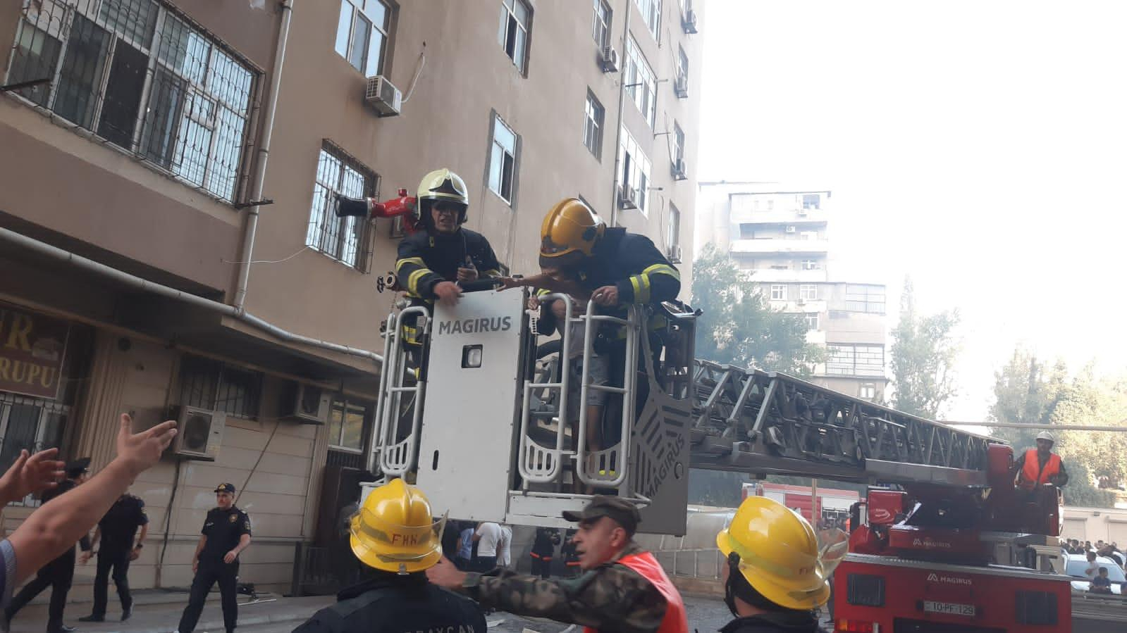 Xətaidəki yanğınla bağlı TƏBİB-dən açıqlama: 4 nəfər xəstəxanaya yerləşdirilib