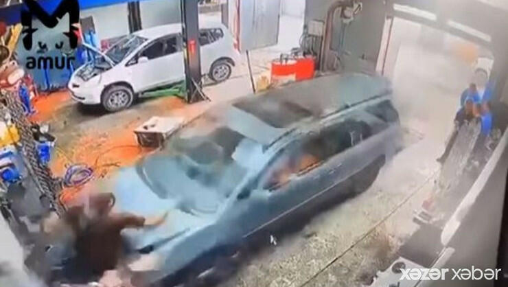 Qadın sürücü ustanı əzdi - Ürəyi zəif olanlar baxmasın - VİDEO