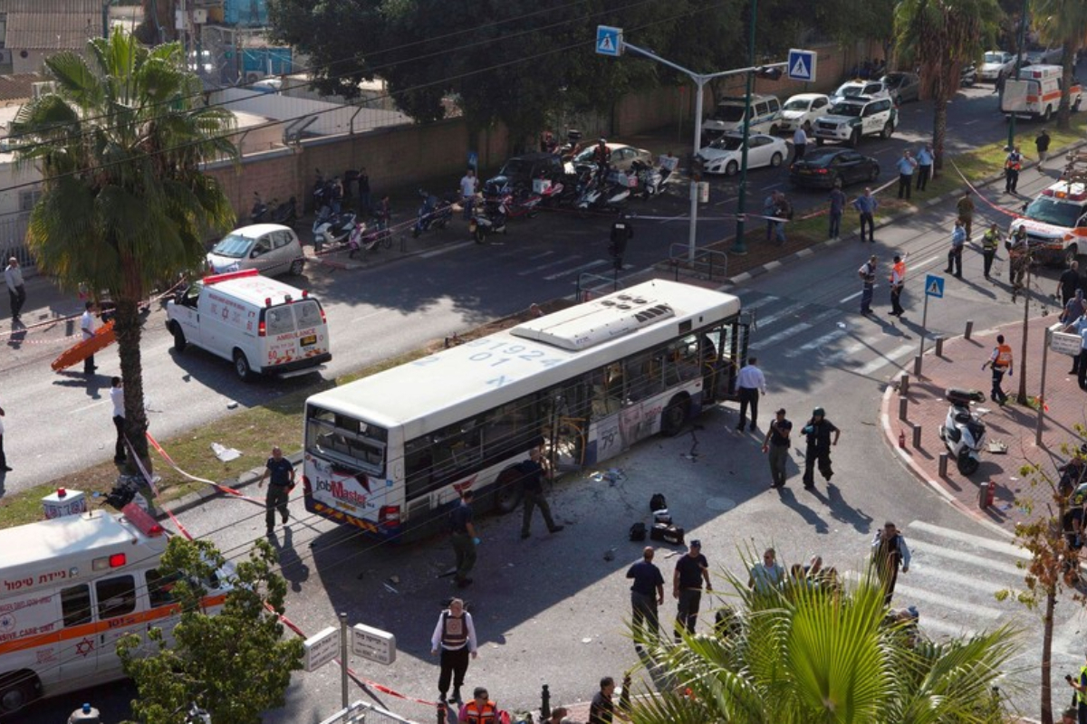 İsraildə naməlum şəxs avtobusa atəş açıb, xəsarət alan var