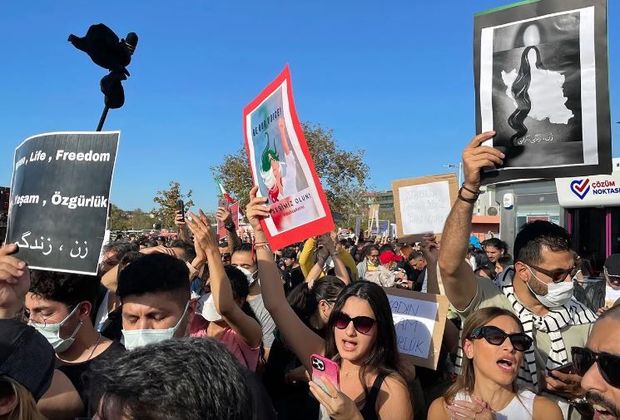 İstanbulda iranlı qadınlara dəstək aksiyası keçirildi