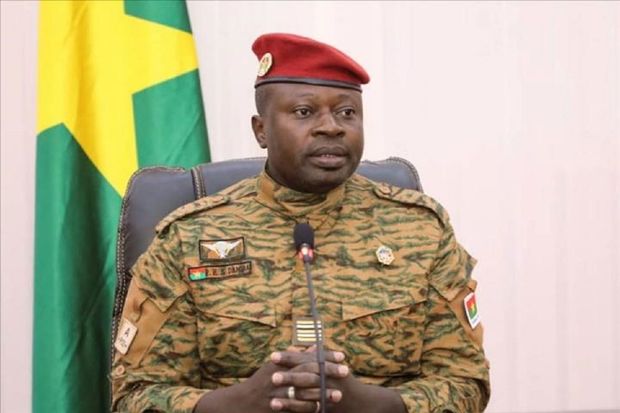 Burkina Faso prezidenti istefa verərək ölkəni tərk etdi