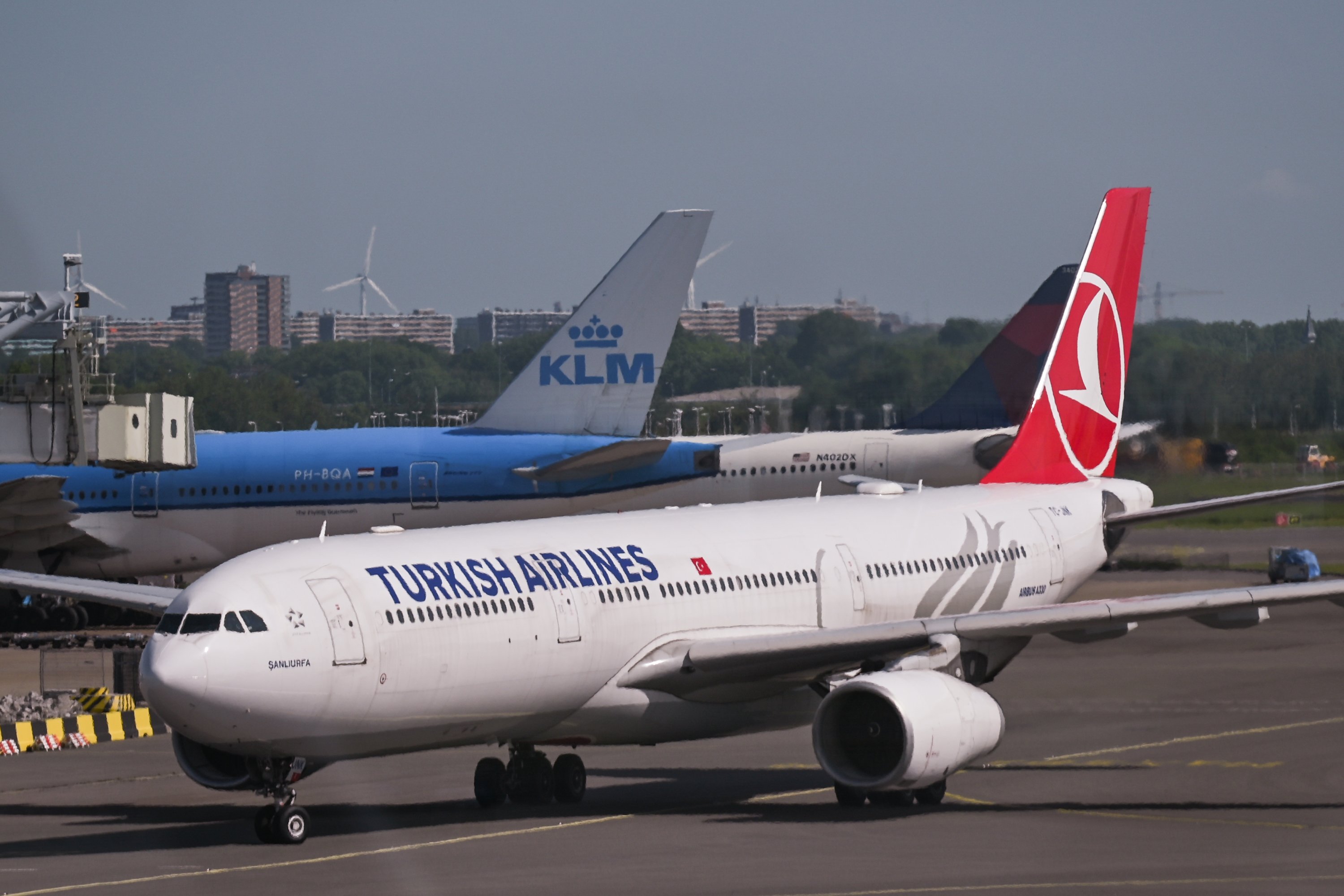 Bakı-İstanbul təyyarəsi təcili eniş etdi