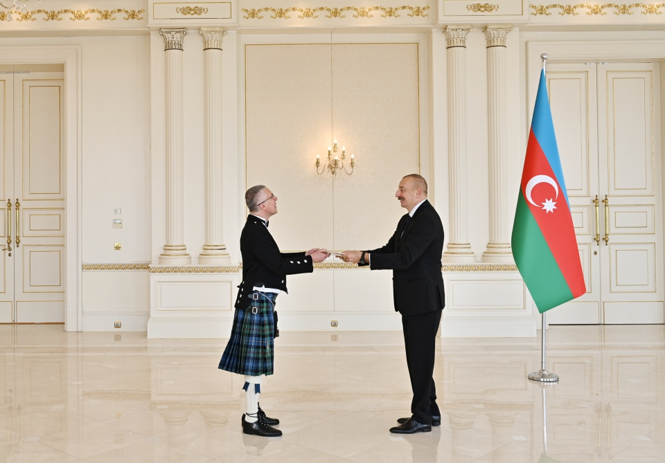 Prezident Britaniyanın Azərbaycanda yeni təyin olunmuş səfirinin etimadnaməsini qəbul edib - FOTO