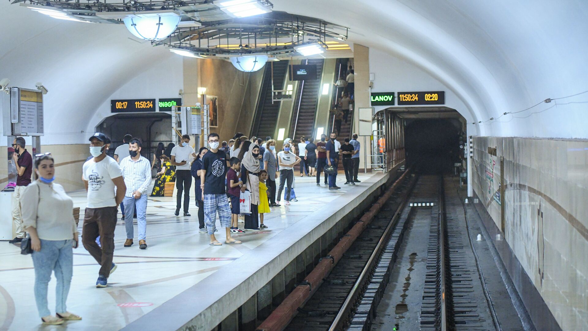 Bakı metrosunda sərnişinlər qatarlardan boşaldılıb? - AÇIQLAMA