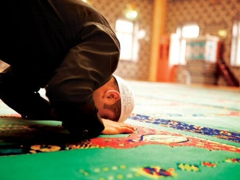 Namaz qılan adam qəfil dünyasını dəyişdi