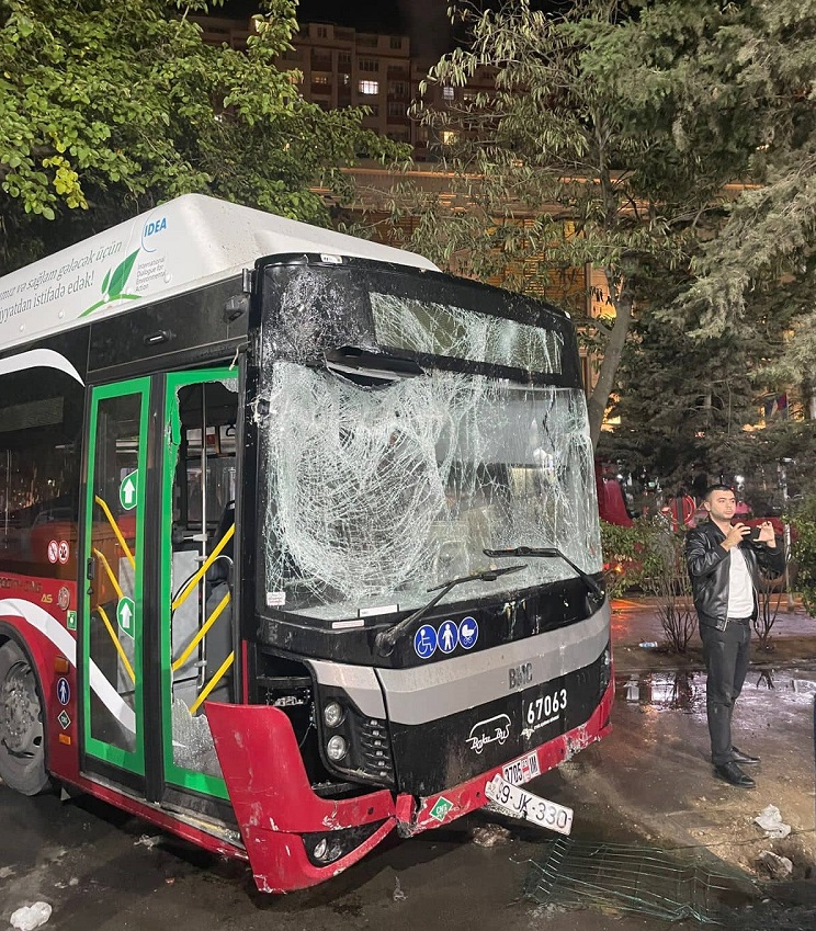 “Bakubus”un avtobusu mağazaya çırpıldı - VİDEO