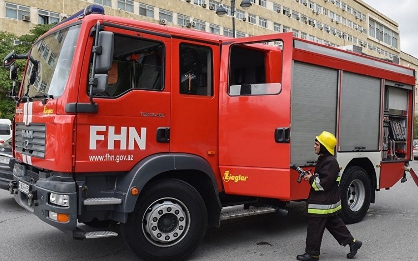 Masazırda üçmərtəbəli binada yanğın başlayıb