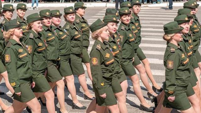 Putin müharibəyə qadın hərbçiləri göndərir