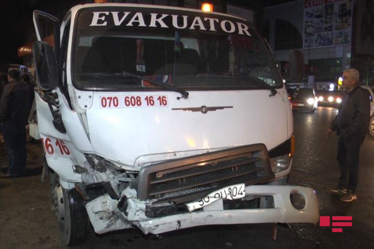 Bakıda evakuator daşıdığı yük avtomobilini piyadanın üzərinə aşırdı - VİDEO