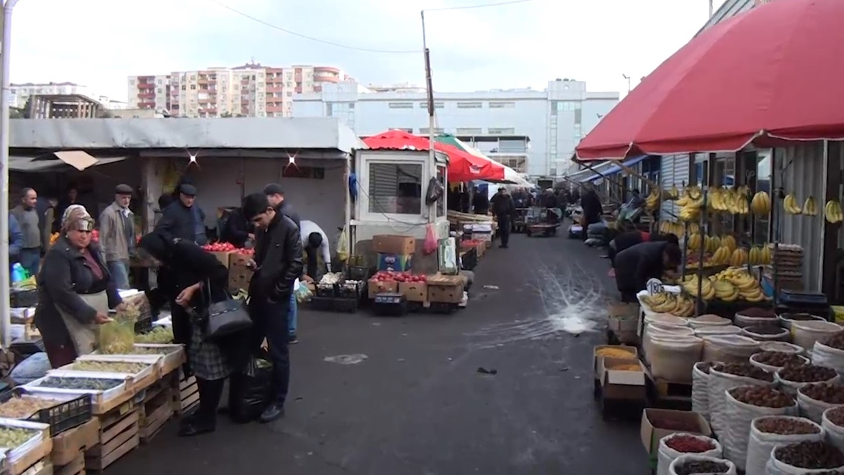 “8-ci km Bazarı”nda ciddi pozuntular aşkarlandı - VİDEO