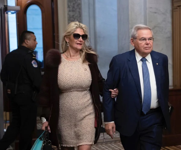 Ermənilərin maliyyələşdirdiyi ABŞ senatorunun erməni həyat yoldaşına qarşı korrupsiya işi açılıb
