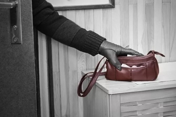 Axtarışda olan şəxs Bakıdakı şadlıq sarayında qadının pullarını oğurladı