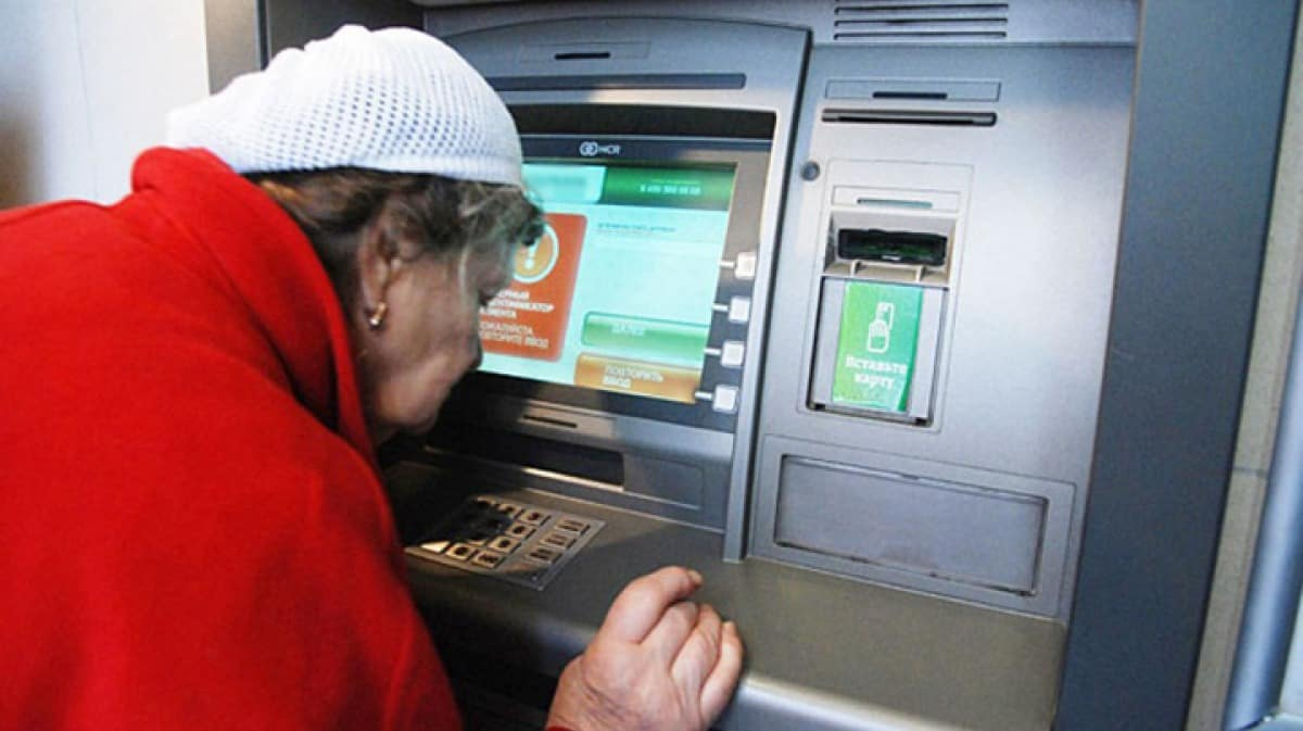 Bankomatdan pul çıxaran 62 yaşlı qadına qarşı quldurluq edildi