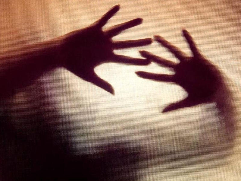 Ərinin kompyuterinə baxan qadın gördüklərindən şoka düşdü: Yatarkən ona görün nə edib
