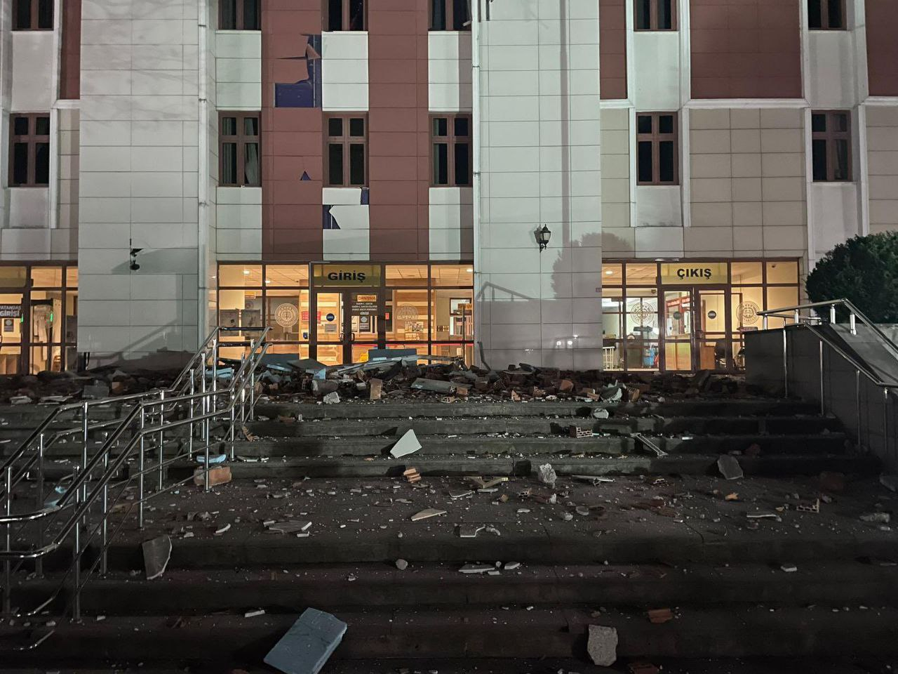 Türkiyədə güclü zəlzələ baş verib: 22 nəfər xəsarət alıb - VİDEO