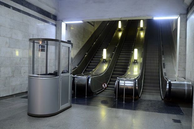 Bakı metrosunda eskalator dayandı - Sərnişinlər...