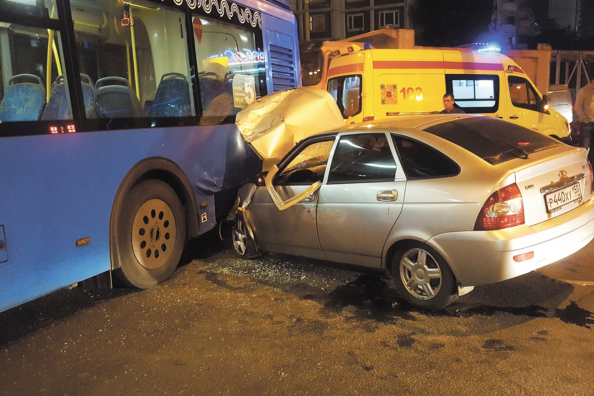 Azərbaycanda sərnişin avtobusu minik maşını ilə toqquşub - Yaralılar var